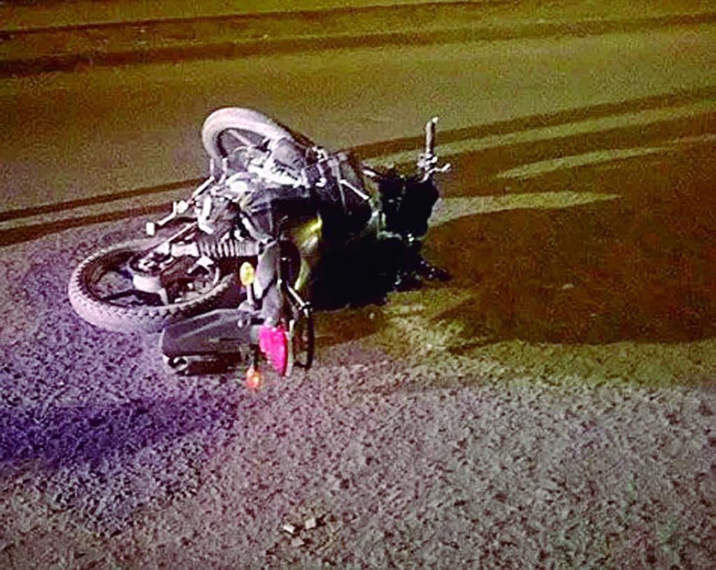 Por bolo derrapa motociclista; sólo raspones y daños materiales