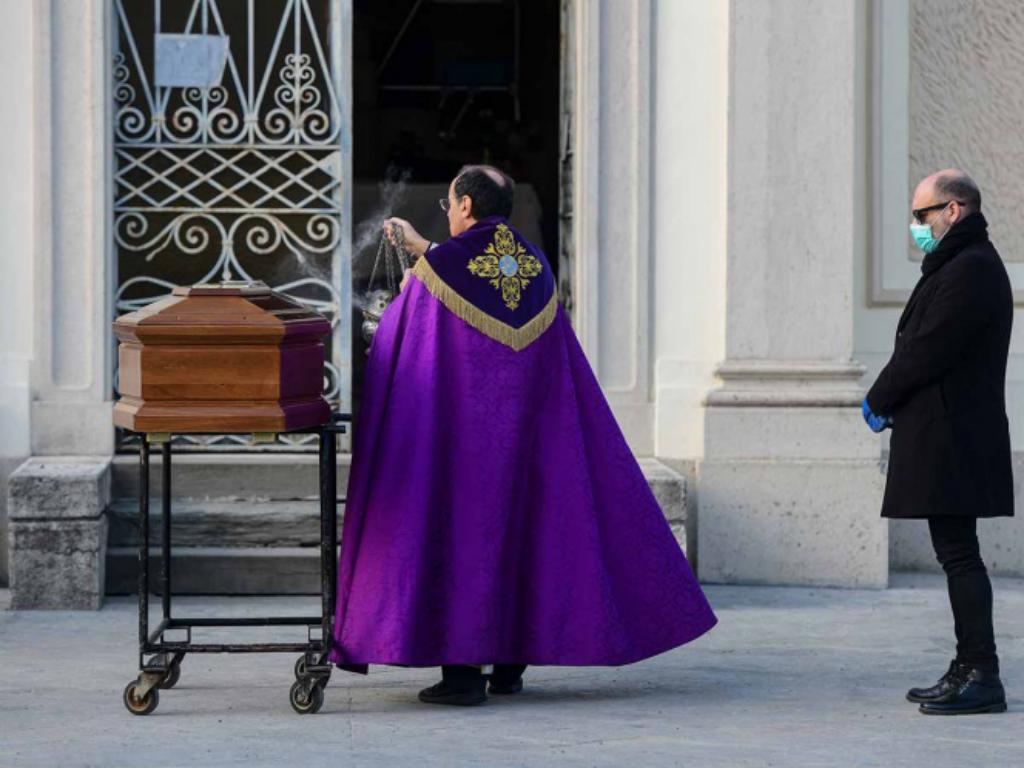 Más De 15 Sacerdotes Han Muerto Por Covid-19 En Italia - Diario La Voz ...