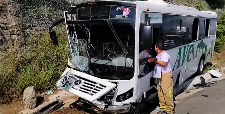 Se Accidenta Autobús De Pasajeros; Se Le Fueron Los Frenos - Diario La ...