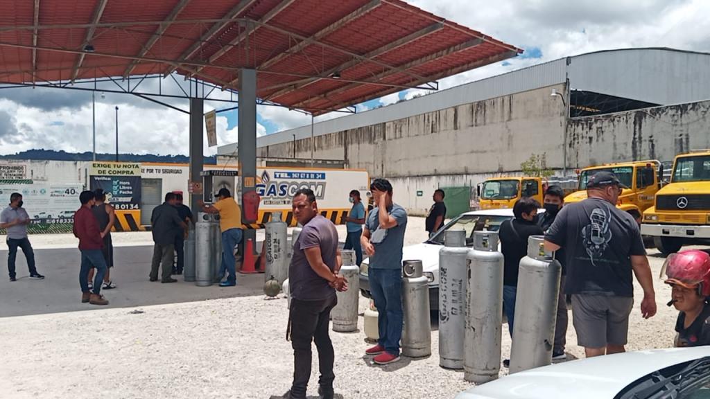 Se agudiza escasez de gas en SCLC; continúan creciendo la largas filas -  Diario La Voz del Sureste